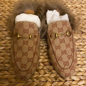 COPY - COPY - GUCCI
Princetown Slippers with fur